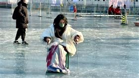 中國女星周迅被網友直擊在北京什剎海滑冰。（圖／翻攝JIAOJIAO_oO微博）