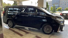 鍾東錦公務座車挨批太奢華無黨籍苗栗縣議員曾玟學13日質詢時表示，縣長鍾東錦如今搭乘的公務座車是Lexus LM 300h、號稱「路上頭等艙」的頂級車輛，官網要價新台幣520萬元，過於奢華。鍾東錦則解釋，車輛是友人捐贈提供，未花公帑。中央社記者管瑞平攝  112年1月13日