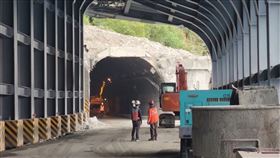 蘇花公路搶修四日通行，大貨車已在現場排隊等候。（圖／翻攝畫面）