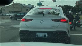 前方賓士後車廂放了一頂安全帽和一包菜。（圖／翻攝自爆廢公社公開版 臉書）