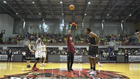 呂濟而生日受邀到台南主場為獵鷹開球。（圖／台鋼獵鷹提供）