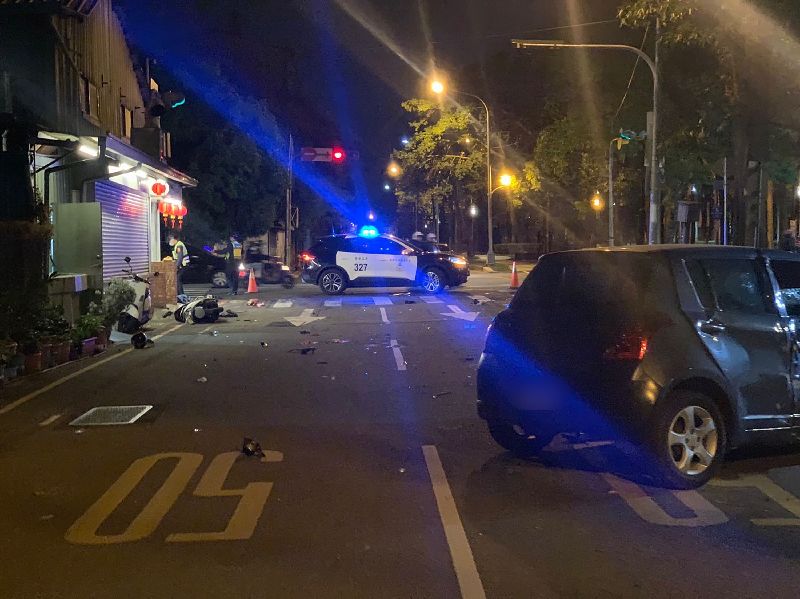 台中市東區振興路15日晚間發生1輛自小客與2輛機車碰撞事故，3人受傷送醫，其中1人當場失去生命跡象，送醫不治；肇事汽車雖留在現場，但駕駛人卻逃逸，警方晚間在烏日找到他。（民眾提供）