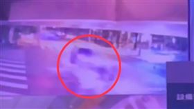 台中市東光園路單行道晚間發生重大車禍意外，肇事駕駛棄車徒步逃逸，釀一死2重傷慘劇。（圖／翻攝畫面）