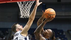 雲豹霍華德籃下進攻遭海神庫薩斯封阻。（圖／Ｔ1聯盟）