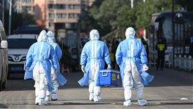 中國疫情反覆  清零或與病毒共存陷兩難中國COIVD-19疫情反覆，即使防疫措施嚴格，仍難達到「清零」。在其他國家逐漸放鬆管控之際，北京恐因冬奧會等因素難以鬆綁。圖為10月23日，內蒙古呼和浩特市，醫護人員步入一個已遭封管的小區。（中新社提供）中央社  110年10月27日