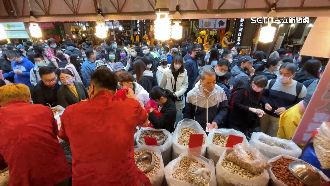 迪化年貨大街超熱鬧　攤商：人潮增快1倍