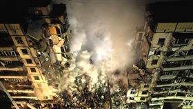 烏克蘭東部城市第聶伯羅（Dnipro）一棟公寓遭俄羅斯飛彈擊中。（圖／美聯社／達志影像）