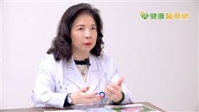 吳瑞美主任指出，藥物要配合病人的年紀(年輕型或是老年型)、身體狀況及其他共病，例如是否有合併高血壓，腎功能不全等來做個別的調整。有些藥物可能會與巴金森症的治療藥物交互作用，這也是用藥時需要特別注意的。