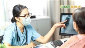 目前證據顯示某些基因突變可能會增加肺癌復發及轉移風險，隨著醫療技術進步，基因檢測項目越來越多，若能提早找出患者是否存有基因突變，例如EGFR，將能更精準治療肺癌。