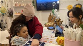 法國民眾已習慣台灣手搖飲文化手搖飲文化已深植法國年輕族群，安娜伊斯帶著家人來買珍奶，唸小學的瑪莉（左）告訴記者自己最喜歡喝清爽的水蜜桃茶加珍珠，還透過新聞報導知道珍奶的發源地是台灣。中央社記者曾婷瑄巴黎攝  112年1月16日