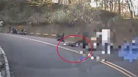 太平區長龍路4段33K，赤崁頂，車禍，過彎不慎，連人帶車摔對向車道，3車撞(圖／翻攝畫面)