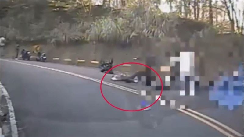 少年騎機車過彎慘摔　擊落對向2無辜騎士