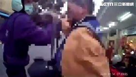 新北閉姓通緝犯見警轉身逃逸，慘遭警方打斷右腳。（圖／翻攝畫面）