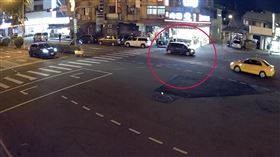 闖紅燈違規，台中市東區振興路、東光園，車禍，劉男，2死1傷 逆向，肇事逃逸，逃逸畫面曝光(圖／翻攝畫面)