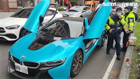 台中一輛BMW i8跑車不明原因停在台灣大道慢車道上，警消破窗，駕駛才說自己睡著。（圖／翻攝畫面）