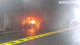 新北市瑞芳區鐵工廠火警，警消升起雲梯車救出3大3小共6人。（圖／翻攝畫面）