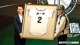 ▲洪一中接任台鋼雄鷹隊史首任總教練，續穿2號球衣。（圖／記者劉彥池攝影）