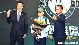 ▲洪一中接任台鋼雄鷹隊史首任總教練，和投手教練橫田久則、統籌教練林振賢合影。（圖／記者劉彥池攝影）