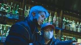 《黑的教育》導演柯震東（左）和監製、編劇九把刀（中）常在現場針對拍攝內容討論，右為戴立忍。（圖／禾豐九路提供）