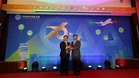 2023金翔獎唯一得主  立榮航空交通部民航局16日舉行享有航空界奧斯卡之稱的「金翔獎」頒獎典禮，2023年唯一得主是立榮航空。交通部次長祁文中（左）頒獎給立榮航空董事長林志忠（右）。（民航局提供）中央社記者汪淑芬傳真  112年1月16日