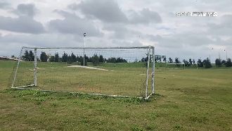 上億足球場有碎石　竹市議員批：不能踢球