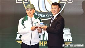▲洪一中接任台鋼雄鷹隊史首位總教練，高雄市政府運發局局長侯尊堯致贈禮物。（圖／記者劉彥池攝影）