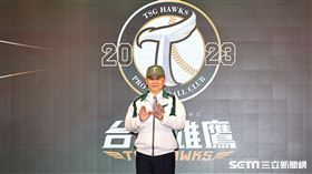 ▲台鋼雄鷹首任總教練洪一中和球隊Logo合影。（圖／記者劉彥池攝影）