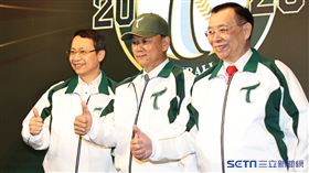 ▲台鋼雄鷹董事長王炯棻，總教練洪一中和台鋼集團會長謝裕民合影。（圖／記者劉彥池攝影）