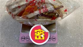 迪化街,年貨大街,果乾,秤重(翻攝自 爆廢公社)