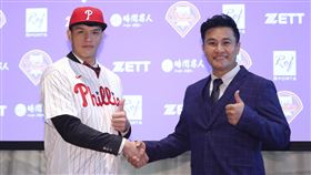潘文輝加盟美職費城人隊（2）開南大學投手潘文輝（左）加盟美職費城人隊簽約記者會16日在台北南港老爺行旅舉行，球隊球探王金勇（右）為他穿上球衣。中央社記者張新偉攝  112年1月16日