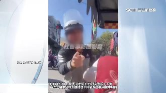 騎士怒三輪車遊街占車道　肉身擋車怒飆罵
