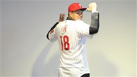 潘文輝加盟美職費城人隊（3）開南大學投手潘文輝加盟美職費城人隊簽約記者會16日在台北南港老爺行旅舉行，潘文輝穿起球衣讓媒體拍攝。中央社記者張新偉攝  112年1月16日