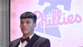 潘文輝加盟美職費城人隊（1）開南大學投手潘文輝擁有150公里以上的球速，將加入美國職棒費城人隊展開旅美生涯，簽約記者會16日在台北南港老爺行旅舉行。中央社記者張新偉攝  112年1月16日