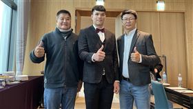 「火球男」潘文輝圓旅美夢  周宗志：與有榮焉穀保家商青棒隊近年幾乎年年產出旅外球員，「火球男」潘文輝（中）確定加盟美職費城人隊，穀保總教練周宗志（右）16日出席加盟記者會表示，一路看著他成長，從被認為有球速、沒控球，到下苦心提升完成旅美夢，替他開心。中央社記者謝靜雯攝  112年1月16日