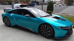 BMW i8千萬雙門跑車，開車開到睡著，睡1個多小時，打麻將太累睡著，搜出毒品咖啡包 (圖／翻攝畫面)