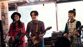 旺福賣力開唱，團員Twiggy（左起）、主唱小民、主唱Mami。（圖／一念電影、海邊的卡夫卡提供）