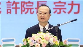 國民法官新制  許宗力：拉近人民與司法距離司法院3日在台北地方法院國民法官法庭舉行「國民法官新制實施啟動儀式暨紀念郵票小全張發行典禮」，司法院長許宗力（圖）表示，藉由郵票所蘊含的「傳遞」意涵，象徵國民法官新制讓司法與人民進一步溝通對話，可以拉近人民與司法的距離。中央社記者裴禛攝  112年1月3日