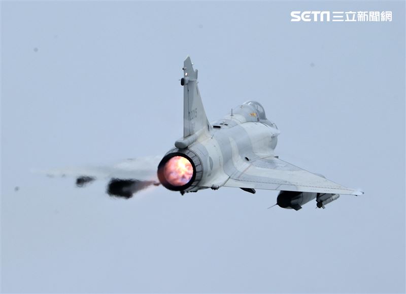 空軍春節加強戰備幻象戰機，滿載各式空對空、空對海、空對地飛彈及槍砲，隨時執行台灣空域安全。（記者邱榮吉/攝影）