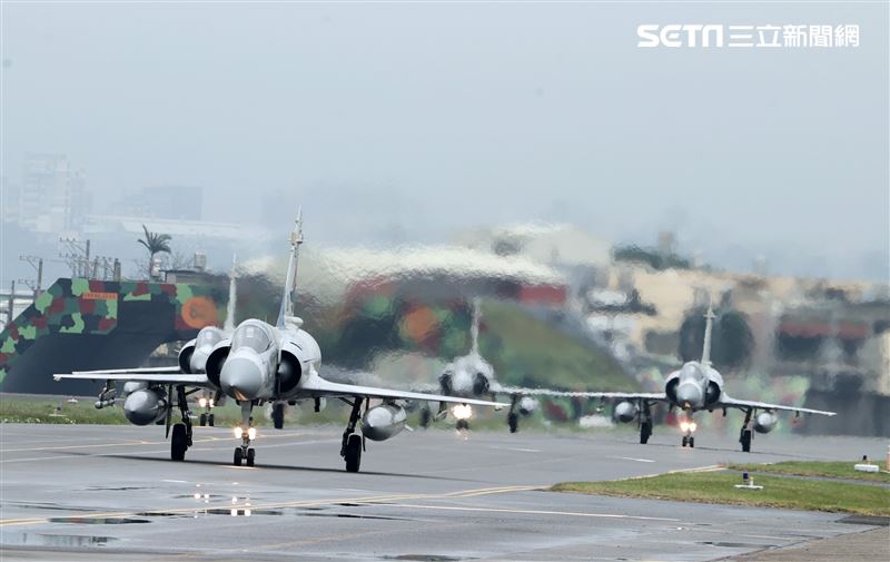 幻象戰機實施列隊滑行滑進機堡。（記者邱榮吉/攝影）