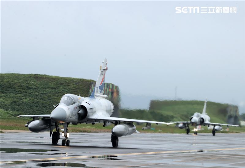 幻象戰機實施列隊滑行滑進機堡。（記者邱榮吉/攝影）