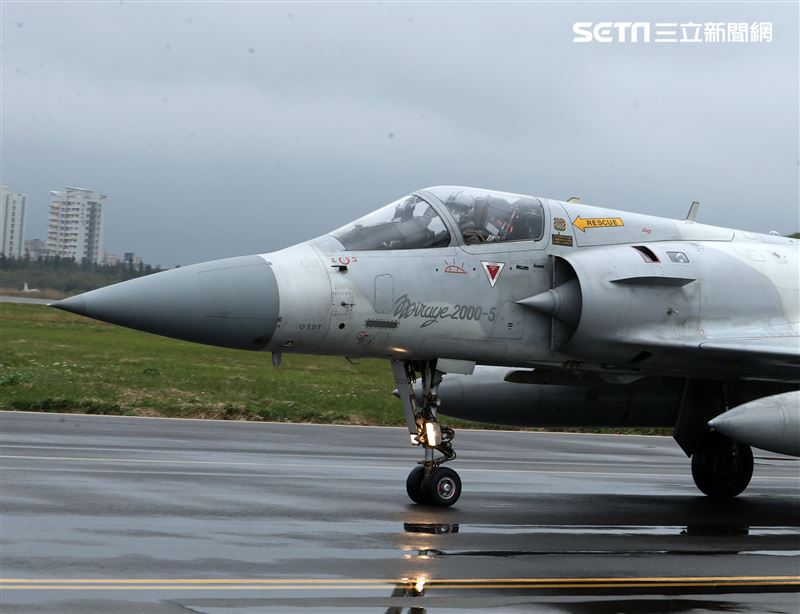 幻象戰機實施列隊滑行滑進機堡。（記者邱榮吉/攝影）
