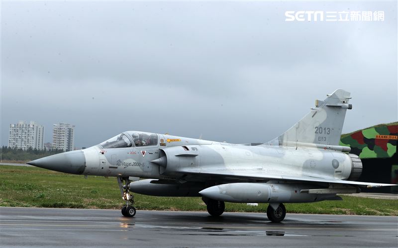 幻象戰機實施列隊滑行滑進機堡。（記者邱榮吉/攝影）