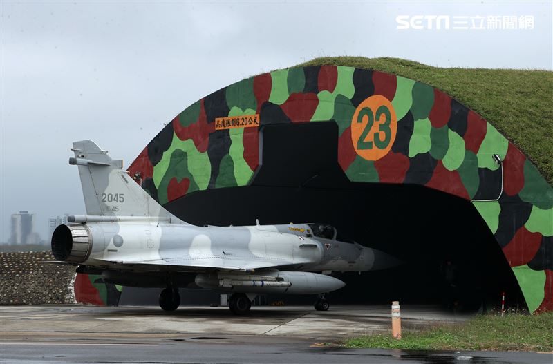 幻象戰機實施列隊滑行滑進機堡。（記者邱榮吉/攝影）