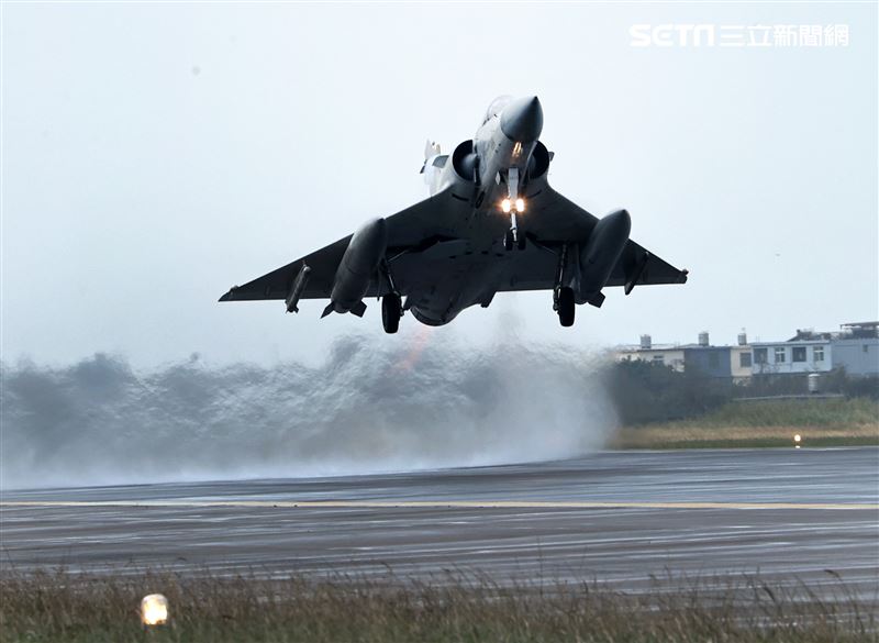 空軍春節加強戰備幻象戰機，滿載各式空對空、空對海、空對地飛彈及槍砲，隨時執行台灣空域安全。（記者邱榮吉/攝影）