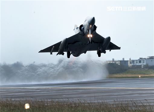 空軍春節加強戰備幻象戰機，滿載各式空對空、空對海、空對地飛彈及槍砲，隨時執行台灣空域安全。（記者邱榮吉/攝影）