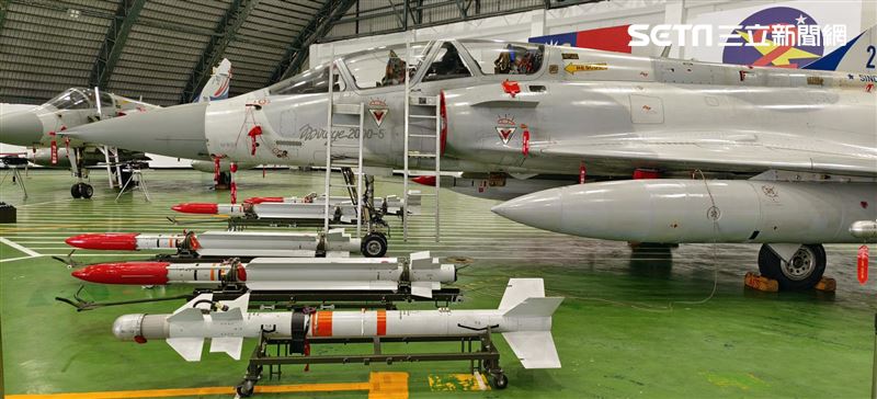 空軍春節加強戰備幻象戰機，滿載各式空對空、空對海、空對地飛彈及槍砲，隨時執行台灣空域安全。（記者邱榮吉/攝影）