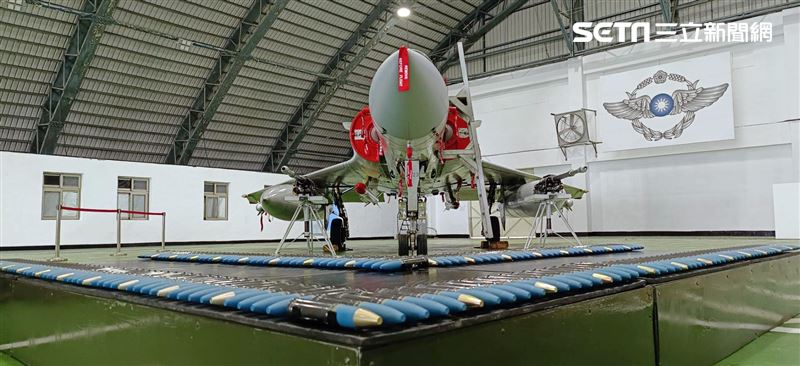 空軍春節加強戰備幻象戰機，滿載各式空對空、空對海、空對地飛彈及槍砲，隨時執行台灣空域安全。（記者邱榮吉/攝影）