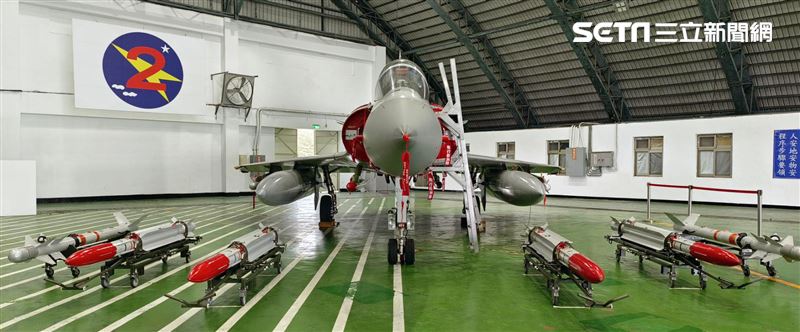 空軍春節加強戰備幻象戰機，滿載各式空對空、空對海、空對地飛彈及槍砲，隨時執行台灣空域安全。（記者邱榮吉/攝影）