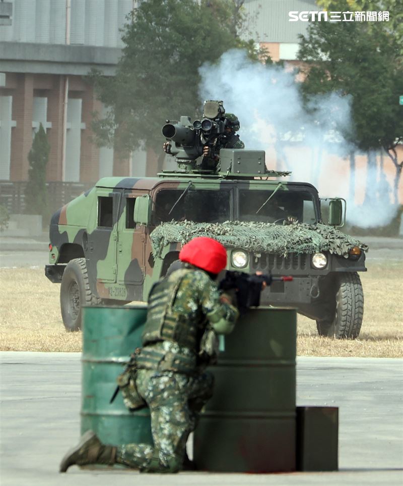 此次操演共出動CM22迫砲車、CM11戰車、CM34鏈砲車、M1045拖式飛彈悍馬車、T93K1狙擊槍實施遠距狙殺，並對敵堅固工事射擊。（記者邱榮吉/攝影）