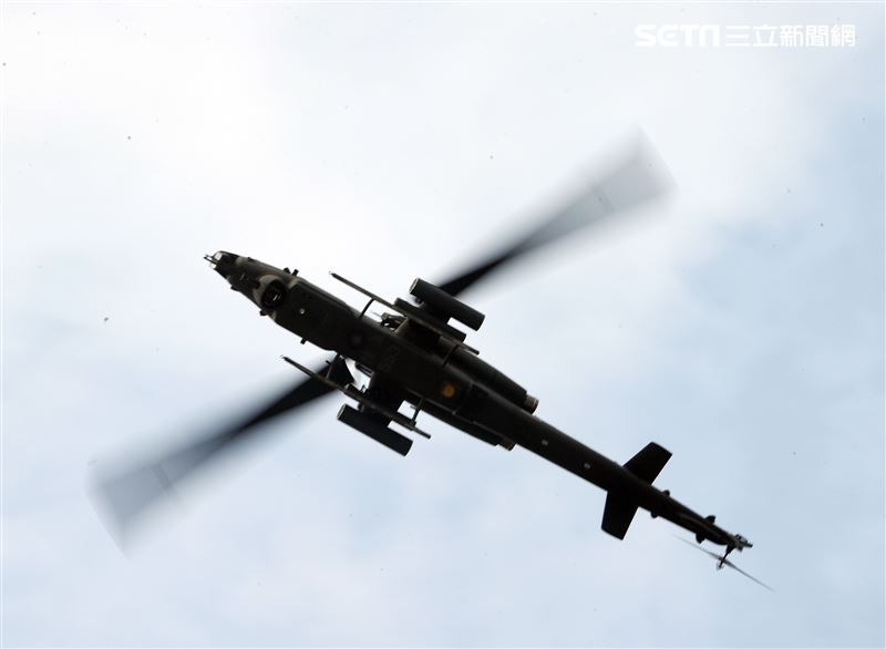AH-1W超級眼鏡蛇攻擊直升機實施火力追擊，肅清陣地敵軍。（記者邱榮吉/攝影）